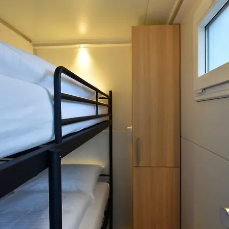 Cosy Floating Boatlodge, 