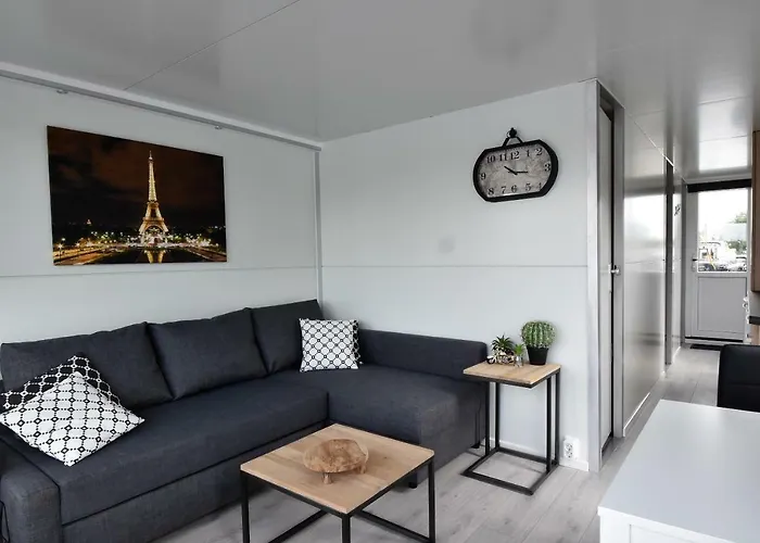 Cosy Floating Boatlodge, 