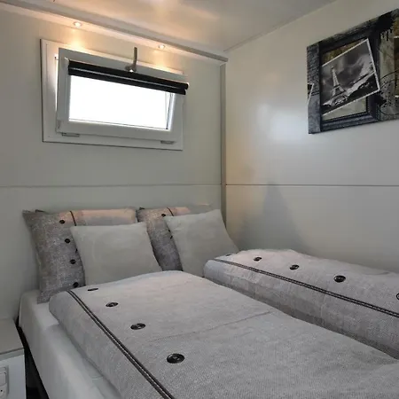 Cosy Floating Boatlodge, 