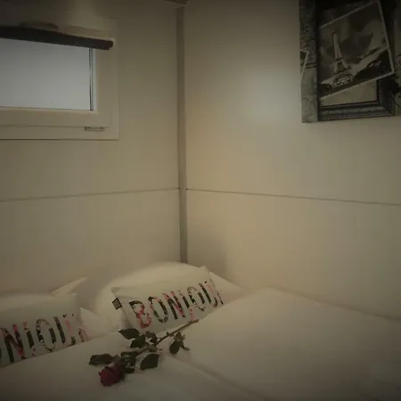 Cosy Floating Boatlodge, 