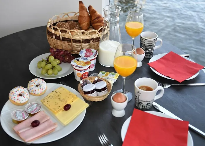 Cosy Floating Boatlodge, 