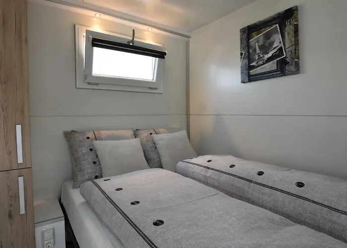 Cosy Floating Boatlodge, 