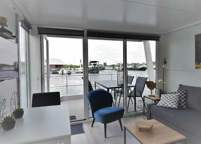 Cosy Floating Boatlodge, 