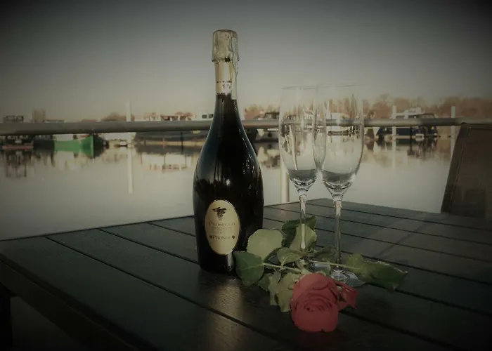 Cosy Floating Boatlodge, 