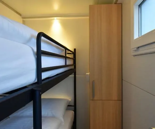 Cosy Floating Boatlodge, 