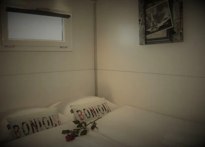 Cosy Floating Boatlodge, 